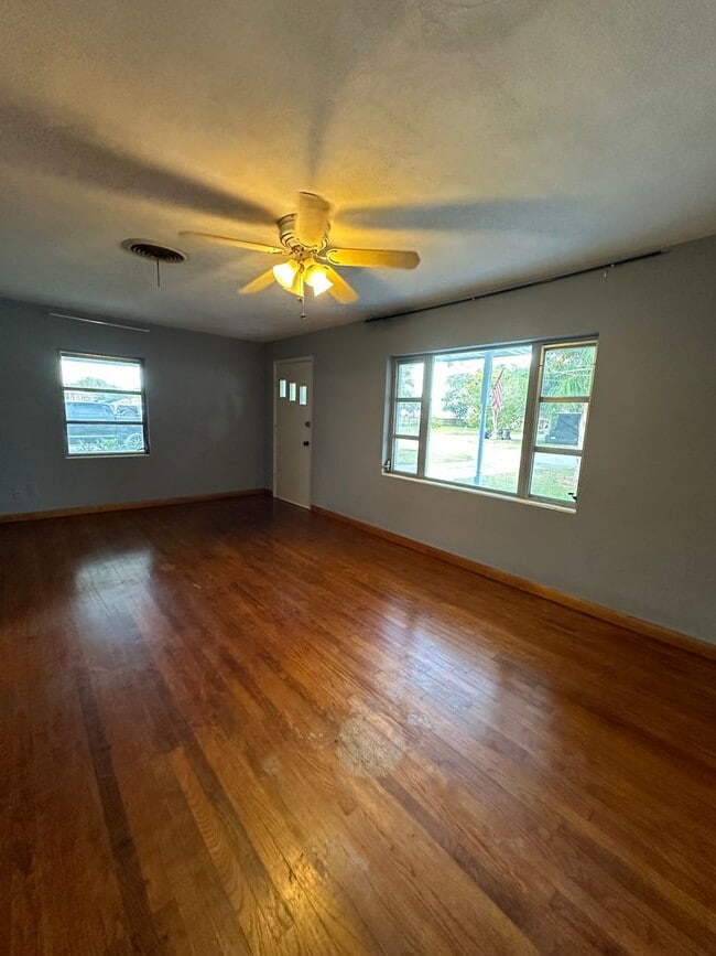 Building Photo - Nice 2/1 Home w/ Fenced Yard in St Cloud