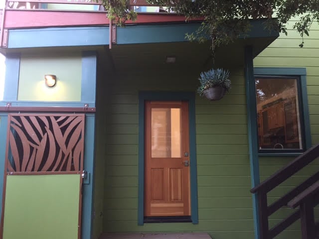 Back private entrance, hanging planters, washer/dryer - 3918 Webster St