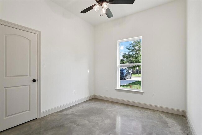 Building Photo - 2120 Robin St