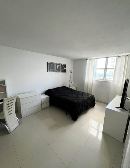 Building Photo - 3001 S Ocean Dr