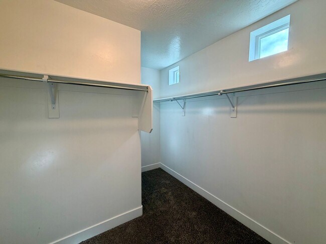 Building Photo - Wow! No Rent Until September! Updated 3 Bed 2.5 Bath Townhome for Rent in North Ogden!