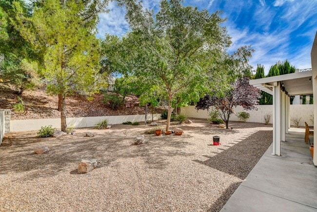 Building Photo - Popular Seven Hills Area, 1-Story, Complet...