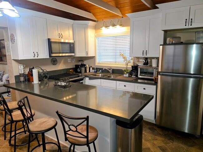 Building Photo - Modern 2 Bedroom 2 Bath Home with Fenced Yard