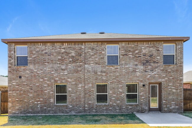 Building Photo - 2609 Hutchins Dr
