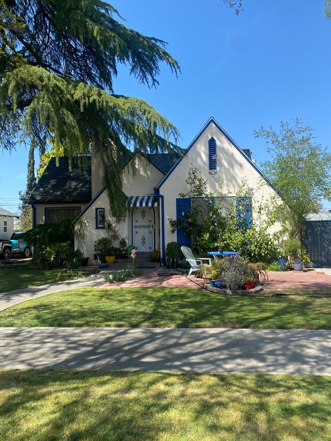 Building Photo - 555 E Simpson Ave