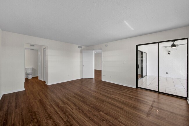 Building Photo - Bright and Spacious 2 Bedroom Condo in Spanish Pines