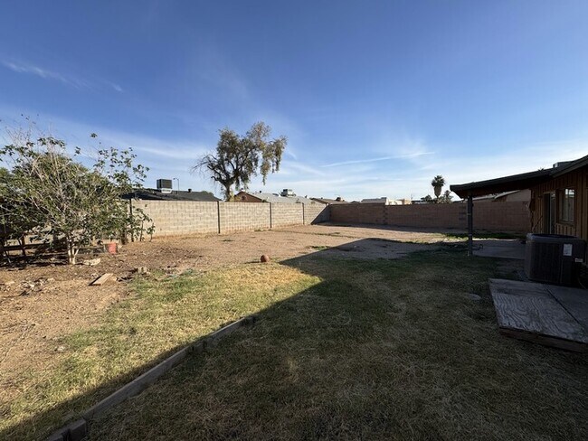 Building Photo - Remodeled Peoria 3br