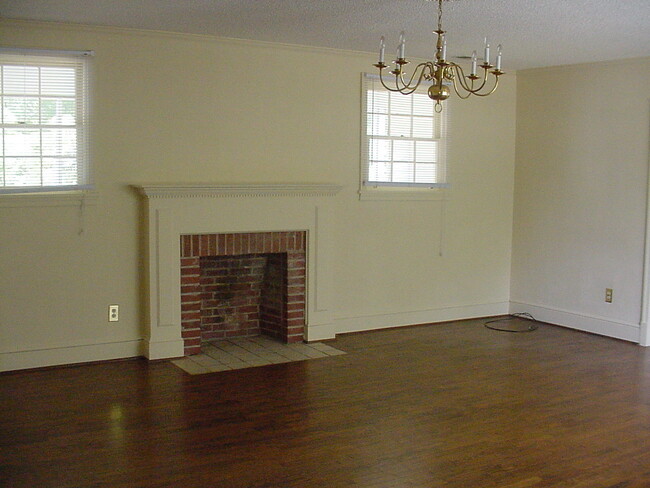 Building Photo - 2 Bedroom House off of Ogelthorpe Avenue