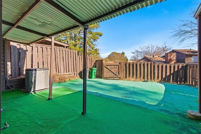 Building Photo - 1512 Stoneleigh Way