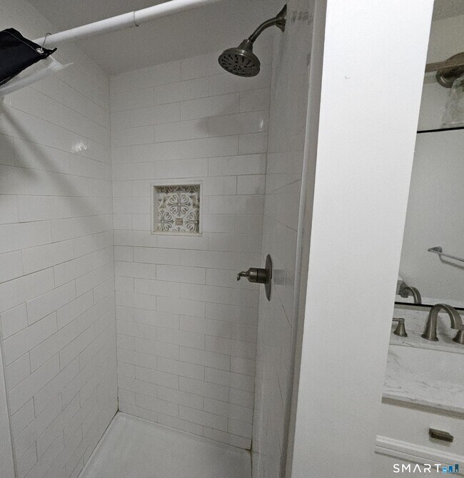 Building Photo - 410 Main St