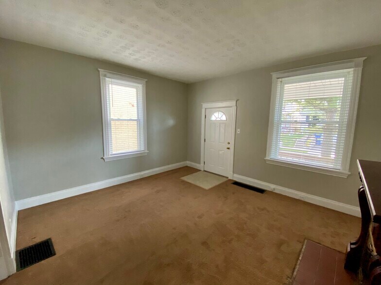 Building Photo - 4816 Myrtle Ave