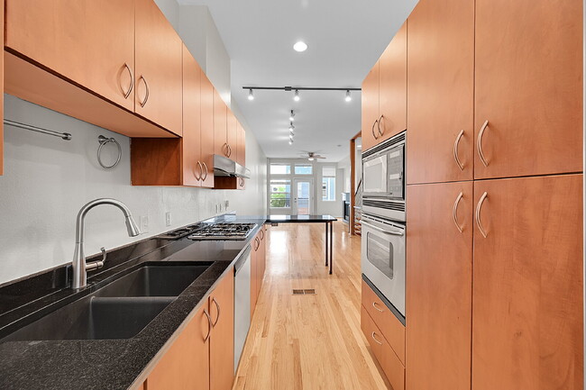 Building Photo - $3,225.00 - 2 Beds, 1.5 Bath, Townhouse in...