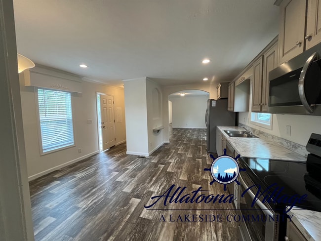 Building Photo - MOVE IN SPECIAL 3BR/2Bth offering Private Lake Access, Open Floor Plan, Pet Friendly