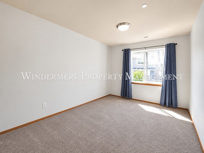Building Photo - Bright and spacious home close to ferries, PSNS and recreational activities!