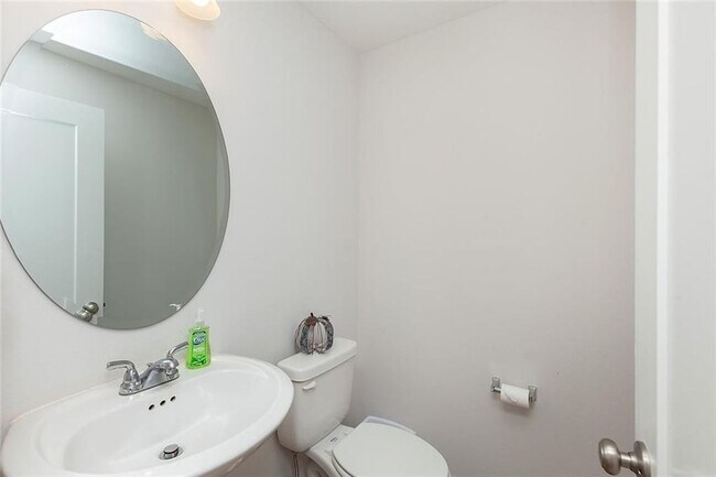 Building Photo - 327 NE Otter Dr