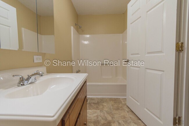 Building Photo - Large 4 BR / 2.5 BA home for lease in Rossville!