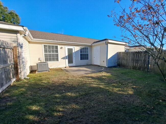 Building Photo - Cute 2BR/1BA in NE Pensacola