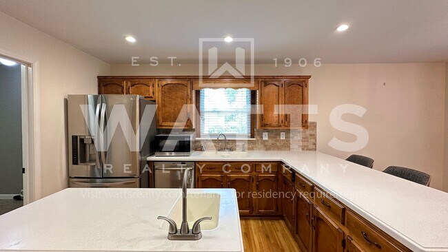 Building Photo - 4 Bedroom, 4.5 Bath Home in Heart of Hoover