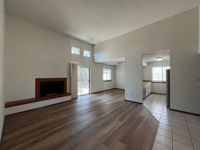 Building Photo - Cute 3 Bedroom 2 Bathroom Home In NW Albuq...