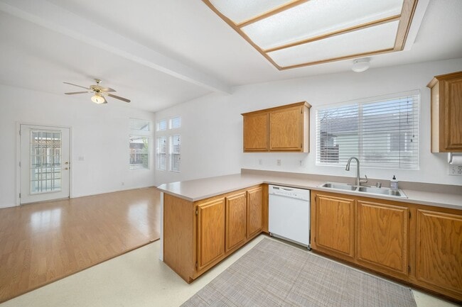 Building Photo - Large 3/2 Home in 55 & Older Community