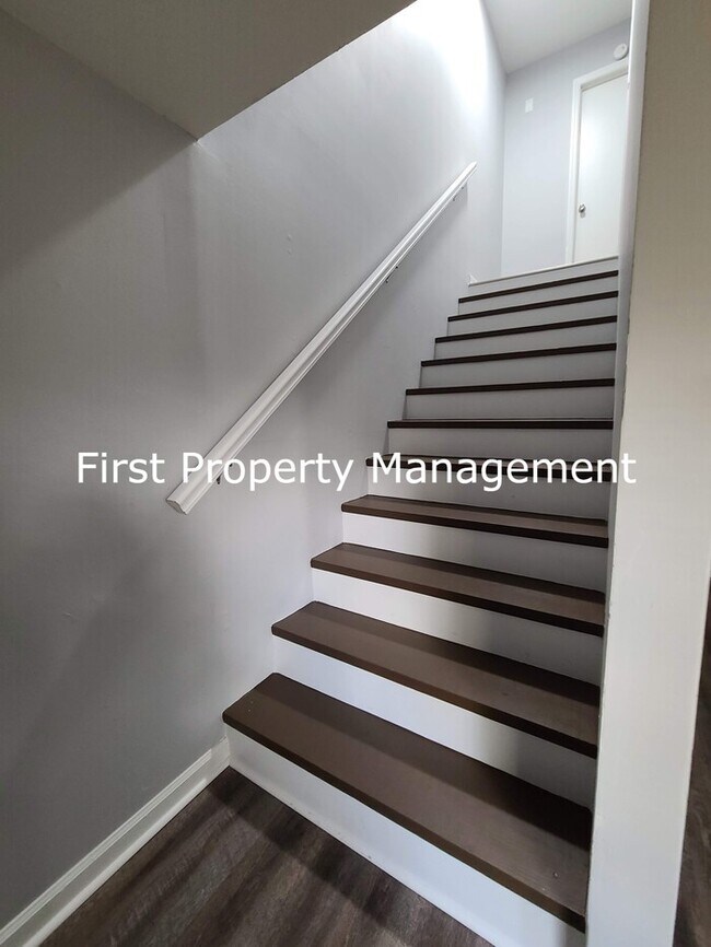 Building Photo - Remodeled - East Ridge Townhouse