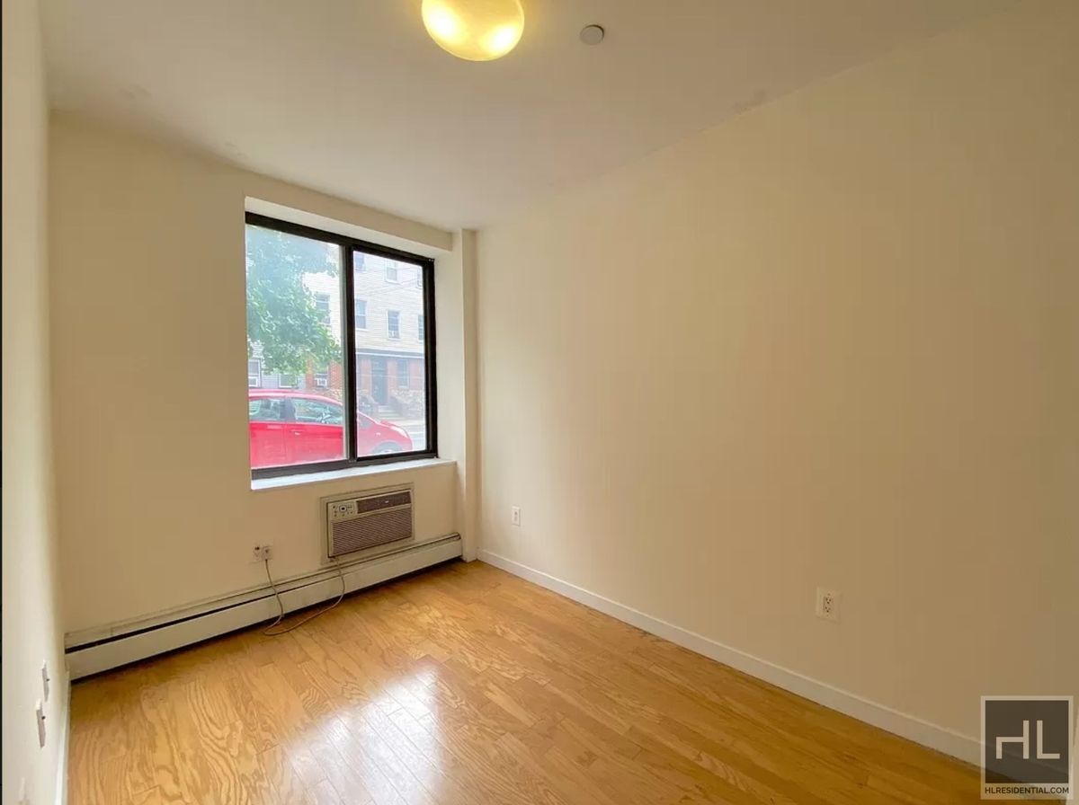 Building Photo - METROPOLITAN AVENUE