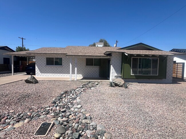 Building Photo - 8608 E Highland Ave