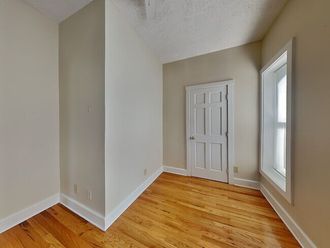 Building Photo - 1394 Indianola Ave