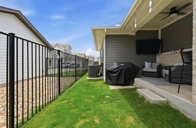 Building Photo - 8400 Ausblick Ave