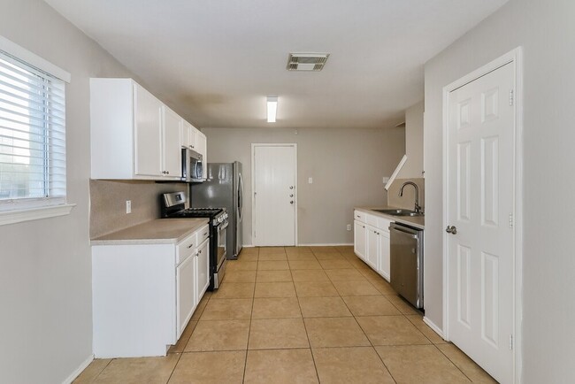 Building Photo - 5006 Roth Forest Ln