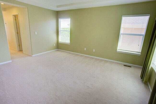 Building Photo - Spacious 4-Bedroom Home in Prime Littleton...
