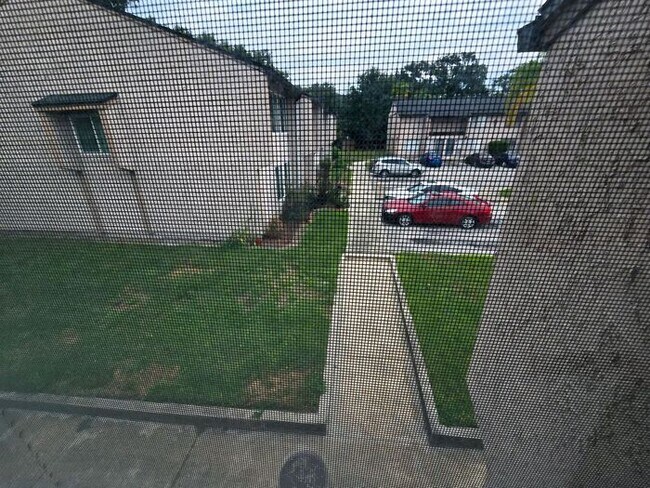 Building Photo - Large Two bedrooms with a cover patio