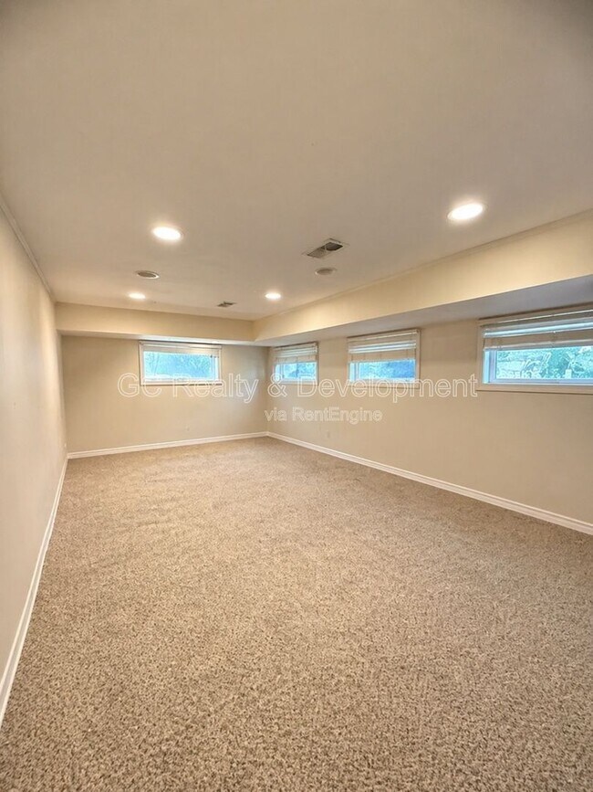 Building Photo - 558 Mallard Ln