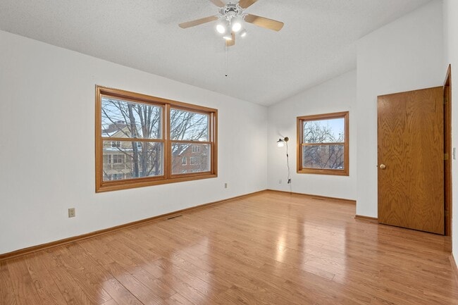 Building Photo - Spacious 3BR 2Bath Townhome in the desirable Seward Neighborhood!