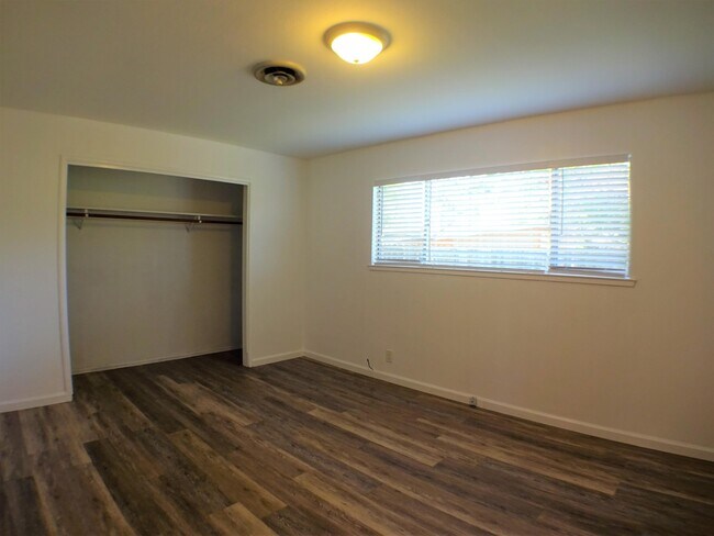 Building Photo - 708 Douglas Ln