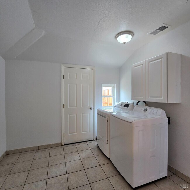 Building Photo - 102 Laurel St