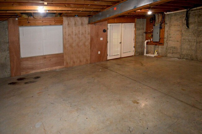 Building Photo - 332 Wyndhurst