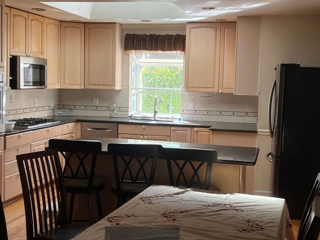 Building Photo - FURNISHED SHORT-TERM 3 MONTHS - 3 Bedroom 2.5 Bath Home in San Jose with Private Back Yard