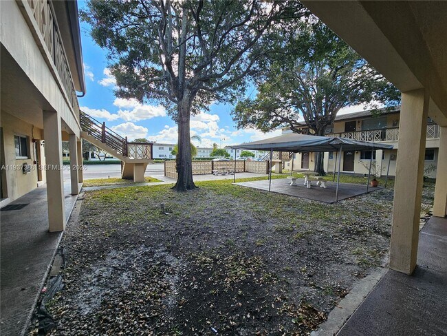 Building Photo - 5401 Hollywood Blvd