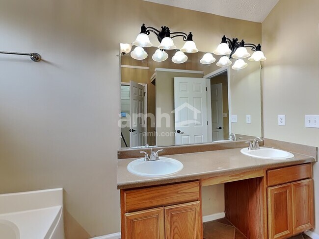 Building Photo - 3817 Majestic Ln SW