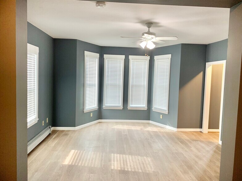 Spacious living room with natural lighting - 62 Lincoln St