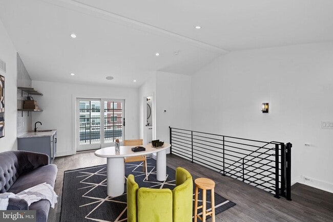 Building Photo - 742 S Broad St