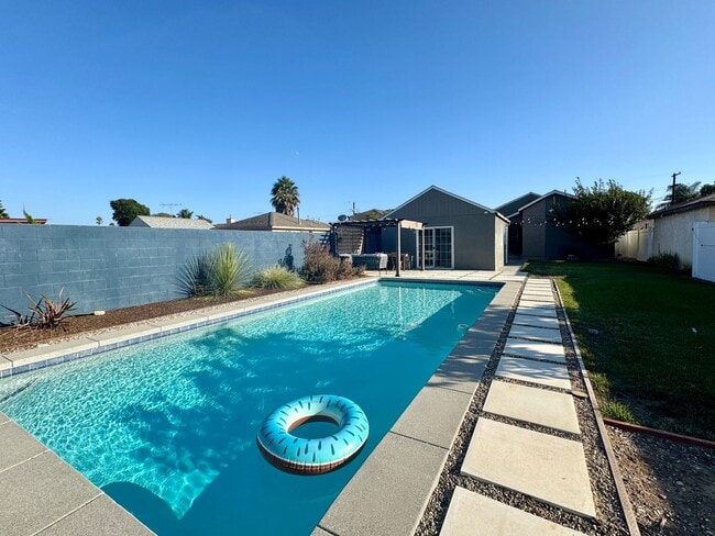 Building Photo - 3BD 2BA with a Pool
