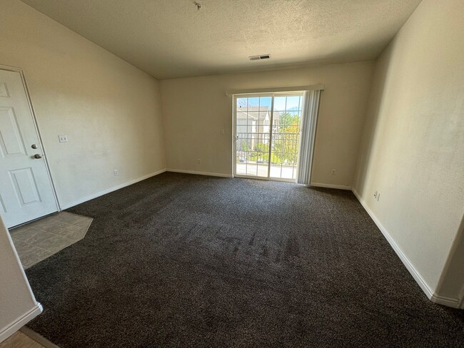 Building Photo - 3 bedroom 2 bath!! Available Now!!