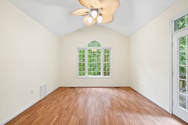 Building Photo - 4107 Lakeview Pkwy