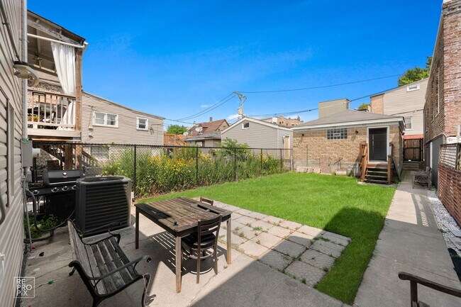 Building Photo - 2237 S Oakley Ave