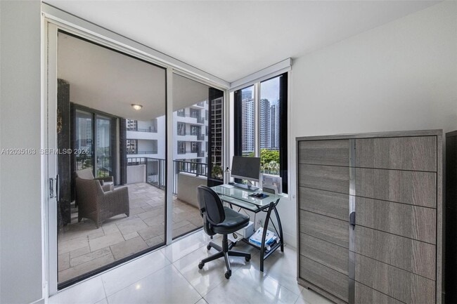 Building Photo - 520 Brickell Key Dr