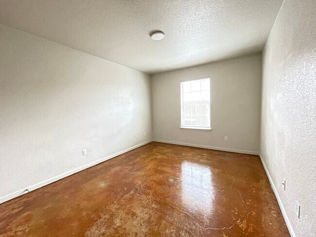 Building Photo - 2701 Vernice Loop