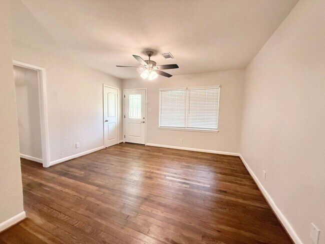 Building Photo - Adorable 3/1/1 Home in Lake Jackson !