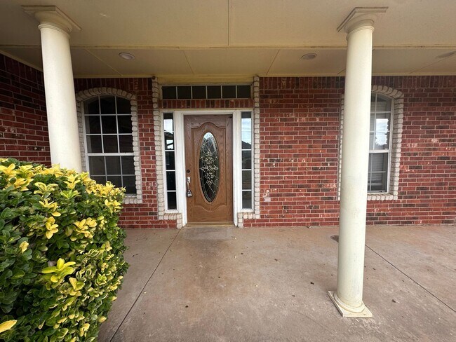 Building Photo - 2504 Thomas Dr